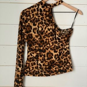 Cute and trendy one shoulder leopard top
